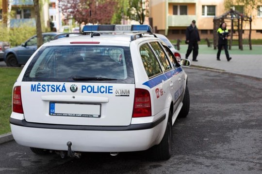 Opilý cyklista v Kroměříži naboural přímo do vozidla městské policie