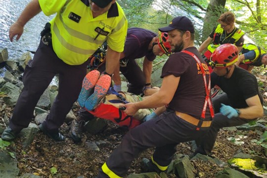 Senior se zřítil ze srázu v údolí řeky Moravice a vážně se zranil