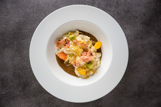 Halušky vůbec nemusí být nudné. Vyzkoušejte skvělý recept se slaninovým pyré, zeleninou a bramborovou slámou