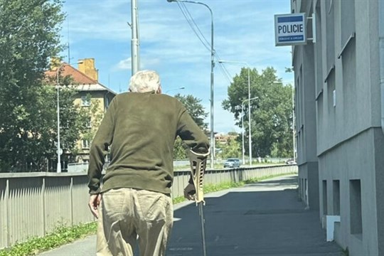 Bezmocný senior byl okraden na ulici ve Frýdku-Místku, zloděje dopadli policisté