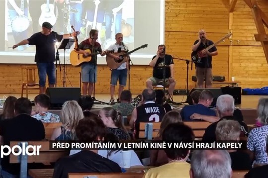 Před promítáním v letním kině v Návsí hrají kapely, Sladký život uvedl Blaf