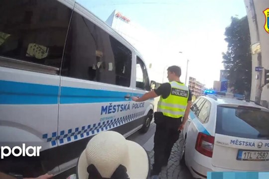 Ostravští strážníci pomohli ženě s porouchaným invalidním vozíkem