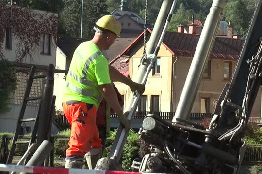 V Železném Brodě staví novou lávku přes Jizeru