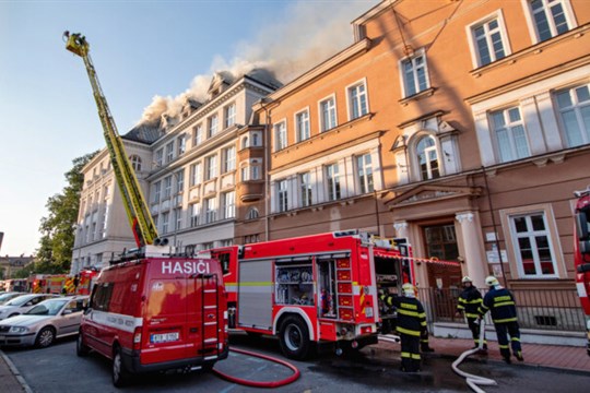 Budovu základní školy s vyhořelou střechou už si převzalo město, v akademii stále pracují hasiči