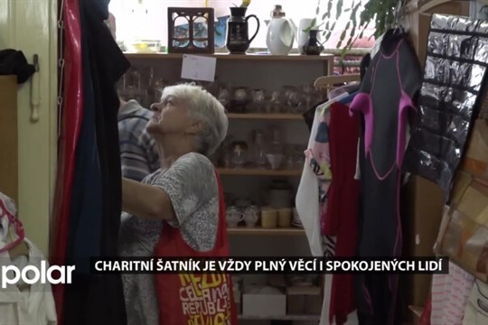 Charitní šatník je vždy plný užitečných věcí i spokojených lidí