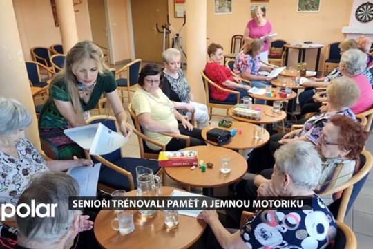 Senioři z Rychvaldu s lektorkou trénovali paměť a jemnou motoriku