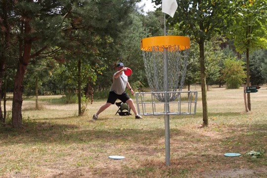Vítězové Mistrovství ČR v diskgolfu v kategorii Masters si odnesli originální trofej
