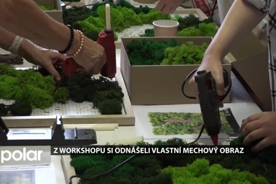 Z workshopu si ženy odnášely vlastní mechový obraz