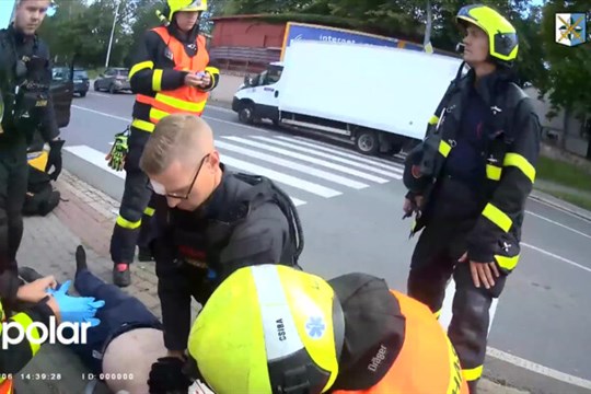 VIDEO: Kolabujícího řidiče se policistům podařilo udržet při životě masáží srdce