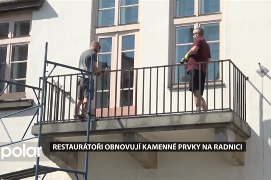 Restaurátoři obnovují kamenné prvky  a balkon na budově radnice