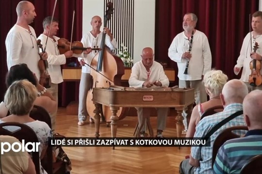 Lidé si přišli zazpívat s Kotkovou cimbálovou muzikou