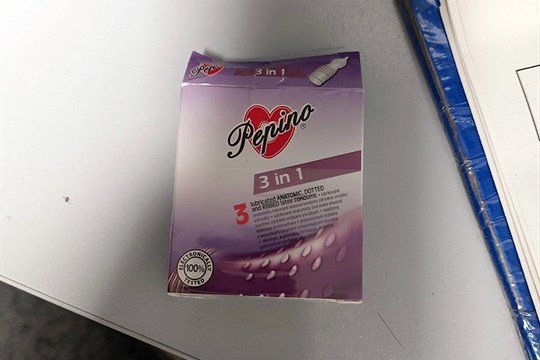 Muž ukradl z balení prezervativů jeden kondom. Prý „kdyby bylo potřeba“
