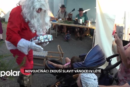 Novojičíňáci zkouší slavit Vánoce i v létě, třicet stupňů venku není překážkou