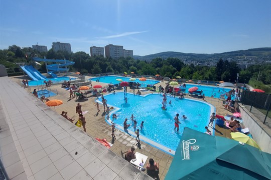Opilý hulvát vykřikoval na koupališti sprostá slova. Strážníkům řekl, že na něj nic nemají