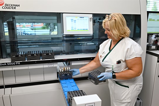Na 700 vzorků denně vyhodnotí nová robotická linka v Uherskohradišťské nemocnici