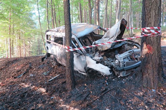 Opilý řidič nezvládl zatáčku a narazil do stromů. Auto kompletně shořelo