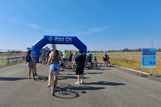 Cyklisté a bruslaři včera otestovali nový úsek dálnice D55 u Starého Města. Řidičům se otevře v prosinci