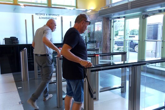 Po střelbě v Baťově mrakodrapu krajský úřad zpřísňuje opatření. U vstupu do budovy zavede bezpečnostní rámy