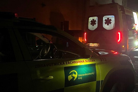 Šest zraněných po noční srážce dvou aut v Ostravě. Jeden z řidičů nedal přednost