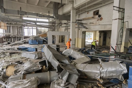 V areálu KNTB začala demolice staré prádelny. Podívejte se, jak práce probíhají