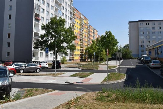 Rekonstrukce vnitrobloků přinesla obyvatelům Skvrňan lepší parkování i zeleň