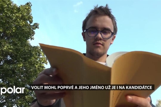 Je mu osmnáct, prožívá volby jako prvovolič a současně i jako kandidát