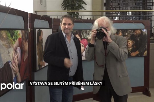 Vestibul radnice vyplnila výstava se silným příběhem lásky