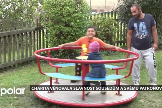 Charita věnovala podzimní slavnost sousedům a svému patronovi