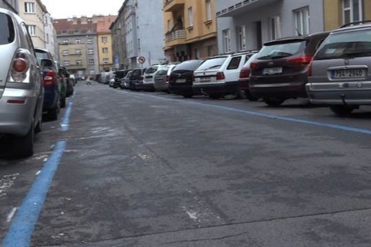Přísnější pravidla pro návštěvníky, zvýhodnění pro místní. Zlínská radnice chce zavést modré zóny