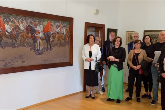 Komentovanou prohlídku v Galerii Joži Uprky doplnilo setkání s Johnem Muchou