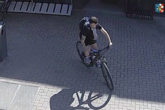 Muž si přijel koupit jízdenky na kole, zpět šel po svých