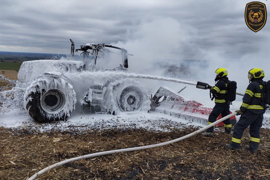 V Kunovicích hořel traktor. Mohla za to vadná elektroinstalace