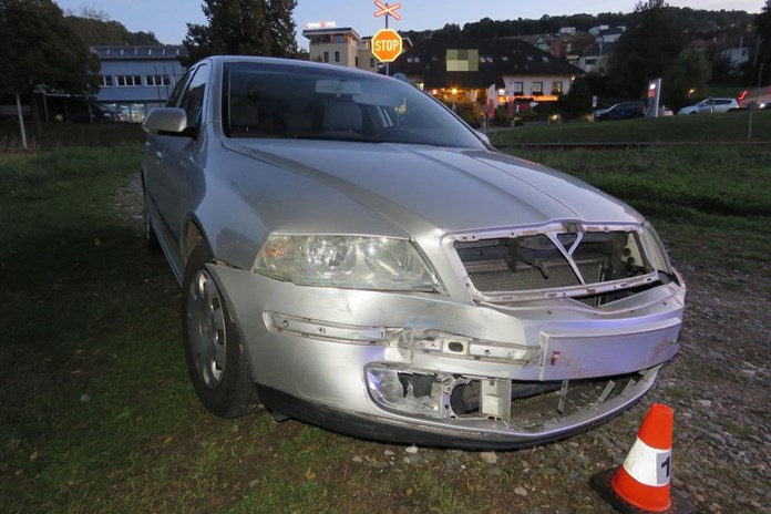 Na železničním přejezdu ve Zlíně se srazilo auto s vlakem. Řidičce se jako zázrakem nic nestalo