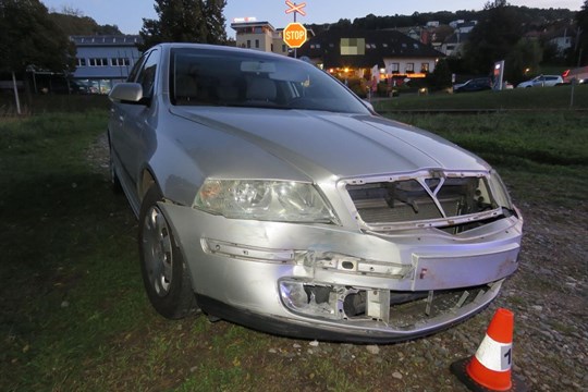 Na železničním přejezdu ve Zlíně se srazilo auto s vlakem. Řidičce se jako zázrakem nic nestalo