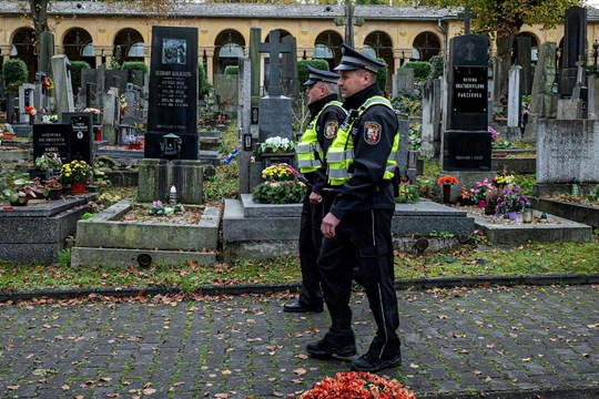 Blíží se Dušičky, policie zvýší dohled na hřbitovech