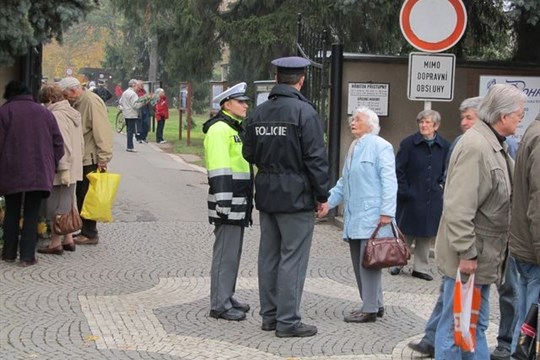 Nápor návštěvníků na hřbitovech. Využijte služeb MHD a chraňte si své věci, radí městská policie