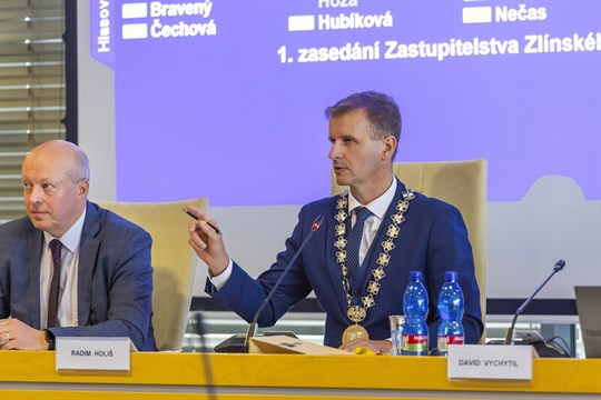 Krajští zastupitelé si zvolili nové vedení. Po boku hejtmana Holiše se objeví známé i nové tváře