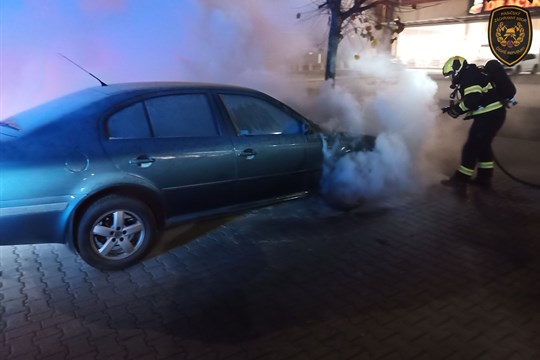 Tři požáry během pondělí. Největší rozruch vyvolalo hořící auto na parkovišti