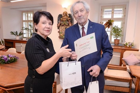 Fotograf Jaroslav Hausner oslavil osmdesátiny, popřála mu radní Eliška Bartáková