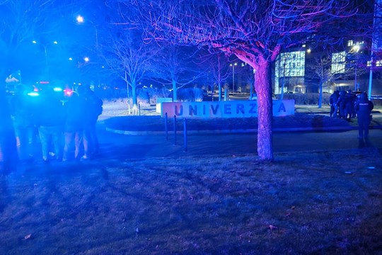 Policie ukončila opatření: Hlášená střelba na Západočeské univerzitě, VIDEO přímo z místa!