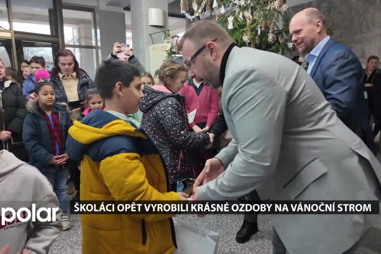 Děti havířovských škol vyrobily ozdoby na vánoční strom v budově magistrátu