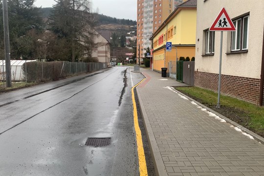 Bezpečnost na Dělnické ulici zlepšil nový chodník