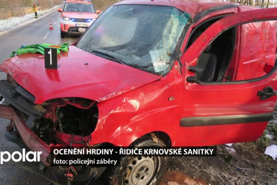 Řidič krnovské sanitky zachránil ženu z auta při havárii, které byl svědkem