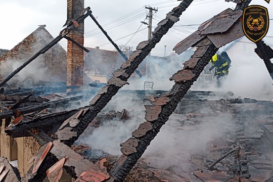 Rozsáhlý požár střechy v Buchlovicích zaměstnal čtyři jednotky hasičů. Nikdo se nezranil