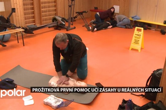 Agresor se zbraní, zranění i úraz elektřinou. Prožitková první pomoc učí zásahy u reálných situací