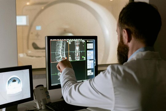 Karlovarský kraj láká do svého regionu radiologické asistenty, navýšil jim náborový příspěvek