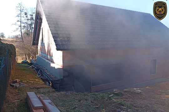 Uvnitř stavby rodinného domu v Březnici hořela propanbutanová láhev