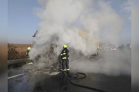 Na dálnici u Prostějova hořel kamion, požár likvidovalo šest jednotek hasičů