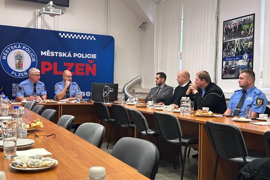 Na setkání zástupců ukrajinské ambasády s ukrajinskou komunitou a městskou policií se diskutovalo o řešení bezpečnosti v Plzni