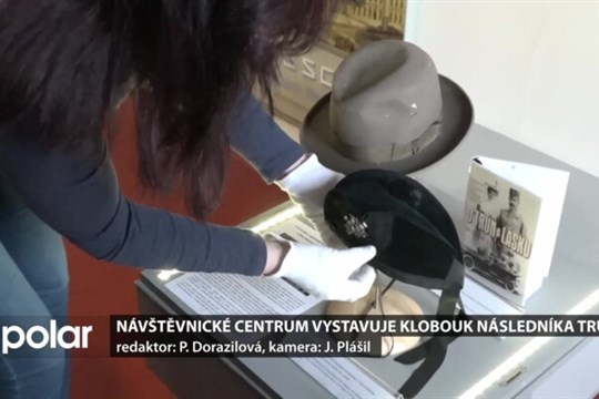 Návštěvnické centrum vystavuje klobouky následníka trůnu a jeho ženy